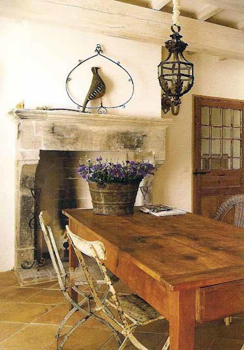 Массивный деревянный обеденный стол на кухне в стиле прованс.